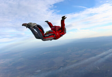 Jak wygląda skok ze spadochronem w szkole Skydive w Poznaniu?