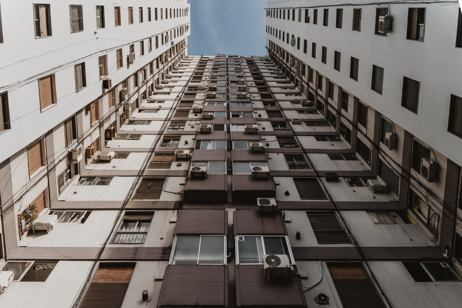 Masz dość hałasu z klatki? Drzwi akustyczne do bloku mogą pomóc