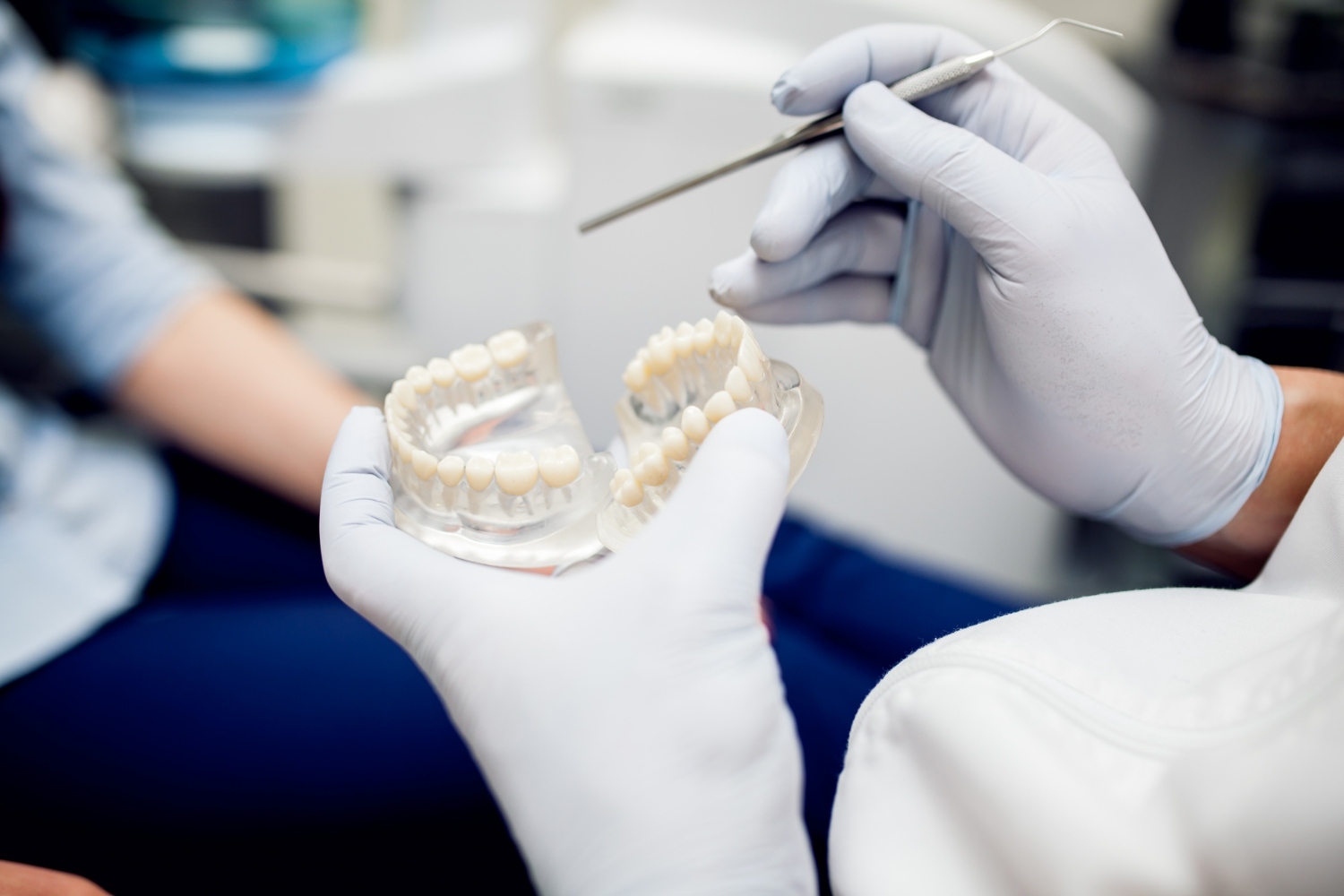 Precyzja odwzorowania w laboratoriach protetycznych – dlaczego elastomerowe masy poliwinylosiloksanowe są niezastąpione?